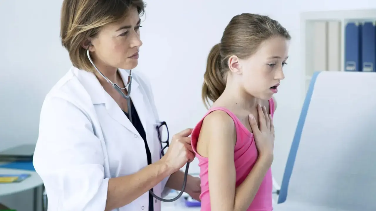 Ärztin untersucht Mädchen mit Stethoskop. Bei Verdacht auf Asthma ist ein Lungenfacharzt der richtige Ansprechpartner.