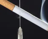 Rauchfrei spritze nebenwirkungen: Zigarette hängt an Spritze, die Rauch abgibt.