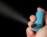 Hand hält blauen Inhalator, der Nebel versprüht. Informationen zu brimica genuair nebenwirkungen sind wichtig.