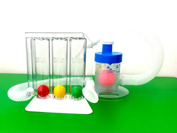 A breathing trainer with three chambers and colored balls for measuring lung capacity, and a separate device with a pink ball for **atmen gegen widerstand**.