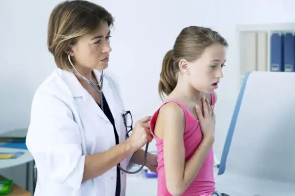 Ärztin untersucht Mädchen mit Stethoskop. Bei Verdacht auf Asthma ist ein Lungenfacharzt der richtige Ansprechpartner.